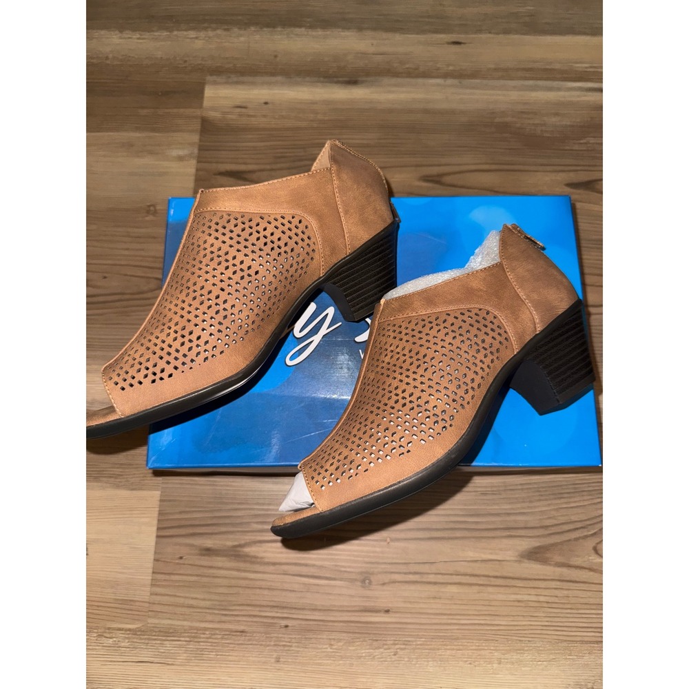 Easy Street Steff Tan Perforated Peep Toe Block Heel Shooties 7M 30-7964